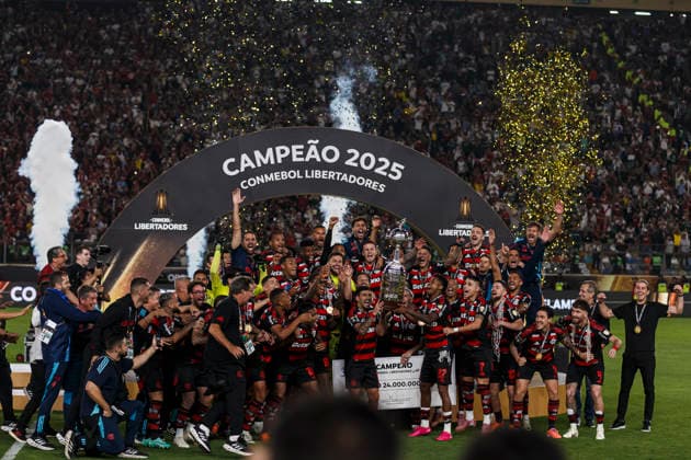 Palmeiras v Flamengo - Copa CONMEBOL Libertadores 2025 Final Lima, Peru - November 29: Players of Flamengo celebrate with the trophy after the Copa CONMEBOL Libertadores 2025 Final match between Palmeiras and Flamengo at Estadio Monumental U de Lima. Copyright: xLatinxSportxImagesx