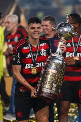 Palmeiras v Flamengo - Copa CONMEBOL Libertadores 2025 Final Lima, Peru - November 29: Player of Flamengo celebrates with trophy after winning the Copa CONMEBOL Libertadores 2025 Final match between Palmeiras and Flamengo at Estadio Monumental U de Lima. Copyright: xLatinxSportxImagesx