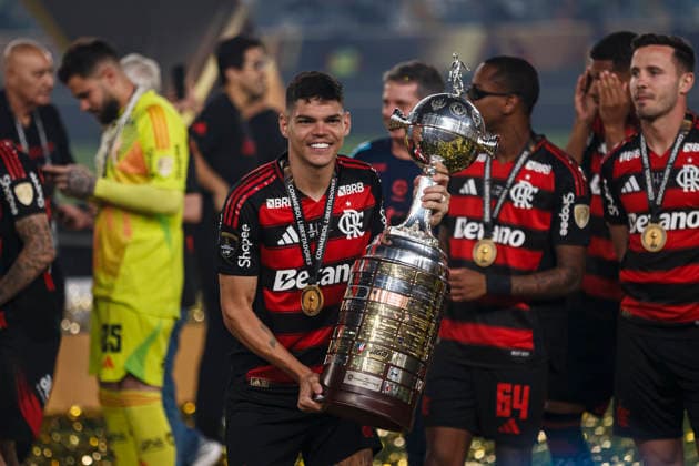 Palmeiras v Flamengo - Copa CONMEBOL Libertadores 2025 Final Lima, Peru - November 29: Player of Flamengo celebrates with trophy after winning the Copa CONMEBOL Libertadores 2025 Final match between Palmeiras and Flamengo at Estadio Monumental U de Lima. Copyright: xLatinxSportxImagesx