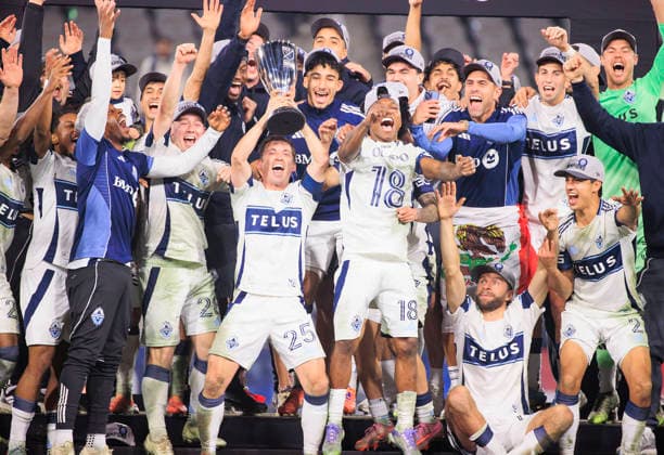 November 29, 2025, San Diego, California, USA: Ryan Gauld 25 Vancouver Whitecaps lifts the trophy after winning the Audi 2025 MLS, Fussball Herren, USA Cup Playoffs Western Conference Final match against the San Diego FC on Saturday November 29, 2025 at Snapdragon Stadium in San Diego, California. Thomas Muller 13 sits at the bottom right. JAVIER ROJAS PI San Diego USA - ZUMAp124 20251129_zaa_p124_032 Copyright: xJavierxRojasx