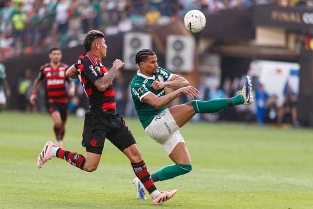 Palmeiras v Flamengo - Copa CONMEBOL Libertadores 2025 Final Lima, Peru - November 29: Jorge Carrascal of Flamengo and Murilo Cerqueira of Palmeiras during the Copa CONMEBOL Libertadores 2025 Final match between Palmeiras and Flamengo at Estadio Monumental U de Lima. Copyright: xLatinxSportxImagesx