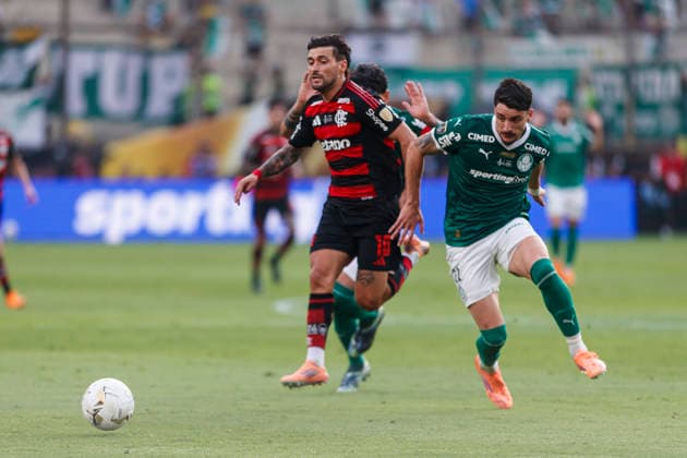 Palmeiras v Flamengo - Copa CONMEBOL Libertadores 2025 Final Lima, Peru - November 29: Joaquin Piquerez of Palmeiras and Giorgian de Arrascaeta of Flamengo during the Copa CONMEBOL Libertadores 2025 Final match between Palmeiras and Flamengo at Estadio Monumental U de Lima. Copyright: xLatinxSportxImagesx