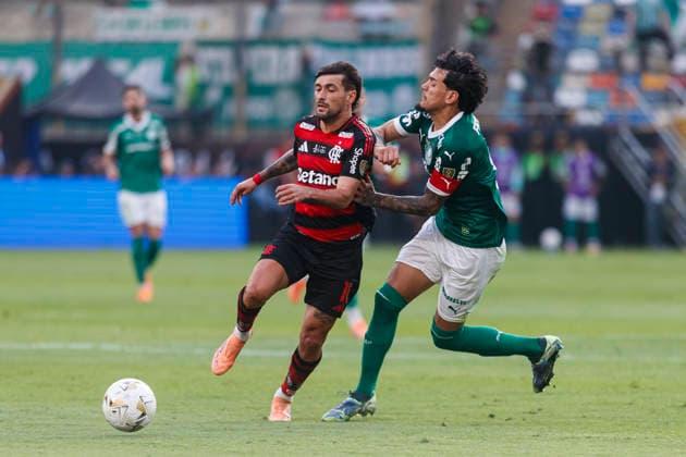 Palmeiras v Flamengo - Copa CONMEBOL Libertadores 2025 Final Lima, Peru - November 29: Giorgian de Arrascaeta of Flamengo and Gustavo Gomez of Palmeiras during the Copa CONMEBOL Libertadores 2025 Final match between Palmeiras and Flamengo at Estadio Monumental U de Lima. Copyright: xLatinxSportxImagesx