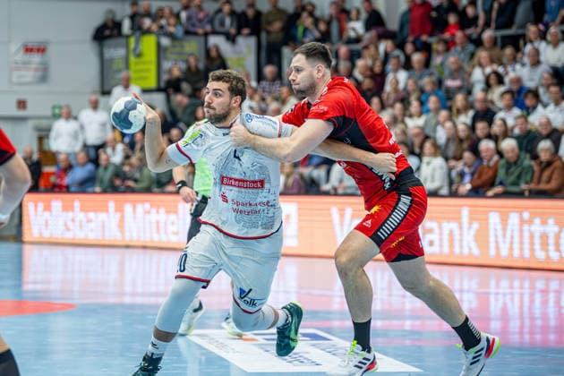 2. Handball Bundesliga; TV Hüttenberg - TuS N-Lübbecke, 29.11.25 Leif Haack (TV Hüttenberg, 20), Yannick Dräger (TuS N-Lübbecke, 19) 2. Handball Bundesliga; TV Hüttenberg - TuS N-Lübbecke: Hüttenberg, 29.11.25 Copyright: xBEAUTIFULxSPORTS Roeczeyx