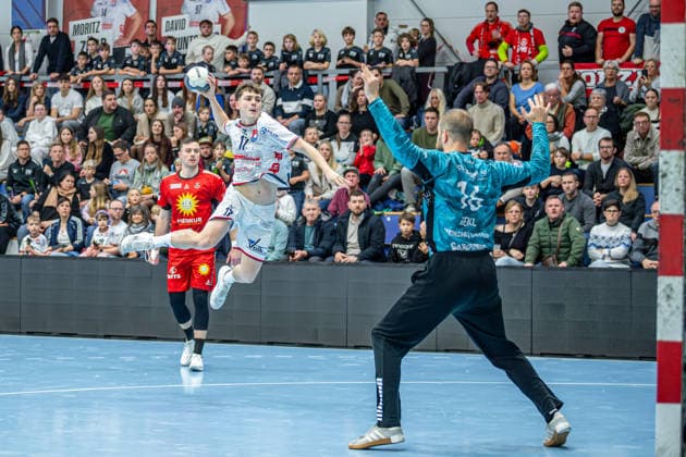 2. Handball Bundesliga; TV Hüttenberg - TuS N-Lübbecke, 29.11.25 Phil Spandau (TV Hüttenberg, 17), Jo Gerrit Genz (TuS N-Lübbecke, 2), Fredrik Genz (TuS N-Lübbecke, 16) 2. Handball Bundesliga; TV Hüttenberg - TuS N-Lübbecke: Hüttenberg, 29.11.25 Copyright: xBEAUTIFULxSPORTS Roeczeyx