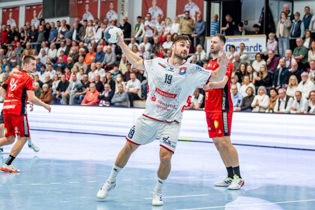 2. Handball Bundesliga; TV Hüttenberg - TuS N-Lübbecke, 29.11.25 Vit Reichl (TV Hüttenberg, 19), Yannick Dräger (TuS N-Lübbecke, 19), Tim Roman Wieling (TuS N-Lübbecke, 96) 2. Handball Bundesliga; TV Hüttenberg - TuS N-Lübbecke: Hüttenberg, 29.11.25 Copyright: xBEAUTIFULxSPORTS Roeczeyx