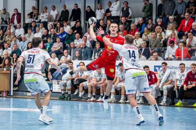 2. Handball Bundesliga; TV Hüttenberg - TuS N-Lübbecke, 29.11.25 Kasper Haugen Furu (TuS N-Lübbecke, 11), Moritz Zörb (TV Hüttenberg, 14), Hendrik Schreiber (TV Hüttenberg, 51) 2. Handball Bundesliga; TV Hüttenberg - TuS N-Lübbecke: Hüttenberg, 29.11.25 Copyright: xBEAUTIFULxSPORTS Roeczeyx