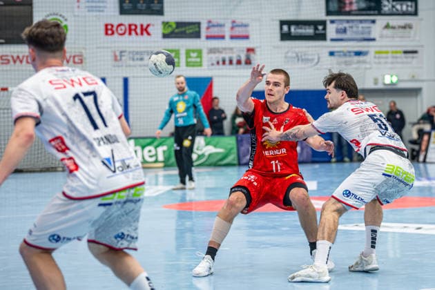 2. Handball Bundesliga; TV Hüttenberg - TuS N-Lübbecke, 29.11.25 Kasper Haugen Furu (TuS N-Lübbecke, 11), Hendrik Schreiber (TV Hüttenberg, 51), Phil Spandau (TV Hüttenberg, 17) 2. Handball Bundesliga; TV Hüttenberg - TuS N-Lübbecke: Hüttenberg, 29.11.25 Copyright: xBEAUTIFULxSPORTS Roeczeyx