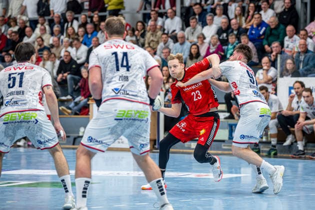 2. Handball Bundesliga; TV Hüttenberg - TuS N-Lübbecke, 29.11.25 Niko Blaauw (TuS N-Lübbecke, 23), David Kuntscher (TV Hüttenberg, 97), Moritz Zörb (TV Hüttenberg, 14), Hendrik Schreiber (TV Hüttenberg, 51) 2. Handball Bundesliga; TV Hüttenberg - TuS N-Lübbecke: Hüttenberg, 29.11.25 Copyright: xBEAUTIFULxSPORTS Roeczeyx