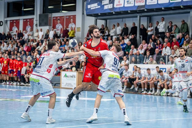 2. Handball Bundesliga; TV Hüttenberg - TuS N-Lübbecke, 29.11.25 Max Santos (TuS N-Lübbecke, 4), David Kuntscher (TV Hüttenberg, 97), Hendrik Schreiber (TV Hüttenberg, 51) 2. Handball Bundesliga; TV Hüttenberg - TuS N-Lübbecke: Hüttenberg, 29.11.25 Copyright: xBEAUTIFULxSPORTS Roeczeyx