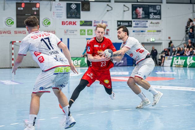 2. Handball Bundesliga; TV Hüttenberg - TuS N-Lübbecke, 29.11.25 Niko Blaauw (TuS N-Lübbecke, 23), Hendrik Schreiber (TV Hüttenberg, 51), Phil Spandau (TV Hüttenberg, 17) 2. Handball Bundesliga; TV Hüttenberg - TuS N-Lübbecke: Hüttenberg, 29.11.25 Copyright: xBEAUTIFULxSPORTS Roeczeyx
