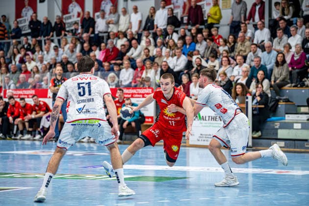 2. Handball Bundesliga; TV Hüttenberg - TuS N-Lübbecke, 29.11.25 Kasper Haugen Furu (TuS N-Lübbecke, 11), David Kuntscher (TV Hüttenberg, 97), Hendrik Schreiber (TV Hüttenberg, 51) 2. Handball Bundesliga; TV Hüttenberg - TuS N-Lübbecke: Hüttenberg, 29.11.25 Copyright: xBEAUTIFULxSPORTS Roeczeyx