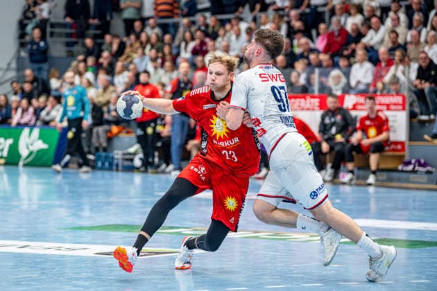 2. Handball Bundesliga; TV Hüttenberg - TuS N-Lübbecke, 29.11.25 Niko Blaauw (TuS N-Lübbecke, 23), David Kuntscher (TV Hüttenberg, 97) 2. Handball Bundesliga; TV Hüttenberg - TuS N-Lübbecke: Hüttenberg, 29.11.25 Copyright: xBEAUTIFULxSPORTS Roeczeyx