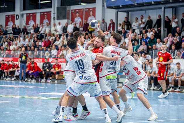 2. Handball Bundesliga; TV Hüttenberg - TuS N-Lübbecke, 29.11.25 Yannick Dräger (TuS N-Lübbecke, 19), Vit Reichl (TV Hüttenberg, 19), Hendrik Schreiber (TV Hüttenberg, 51), David Kuntscher (TV Hüttenberg, 97), Lasse Ohl (TV Hüttenberg, 11) 2. Handball Bundesliga; TV Hüttenberg - TuS N-Lübbecke: Hüttenberg, 29.11.25 Copyright: xBEAUTIFULxSPORTS Roeczeyx