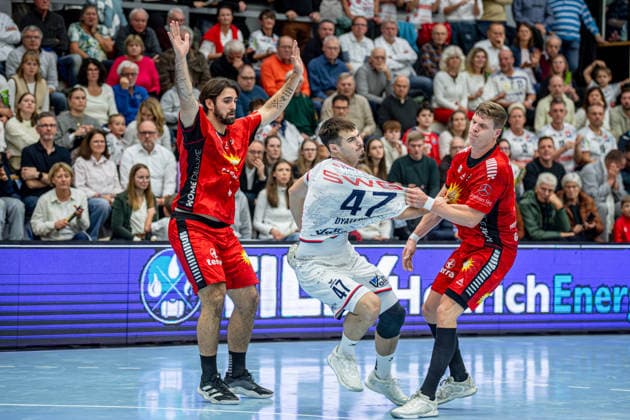 2. Handball Bundesliga; TV Hüttenberg - TuS N-Lübbecke, 29.11.25 Danil Dyatlov (TV Hüttenberg, 47), Alexander Schulze (TuS N-Lübbecke, 14), Max Santos (TuS N-Lübbecke, 4) 2. Handball Bundesliga; TV Hüttenberg - TuS N-Lübbecke: Hüttenberg, 29.11.25 Copyright: xBEAUTIFULxSPORTS Roeczeyx