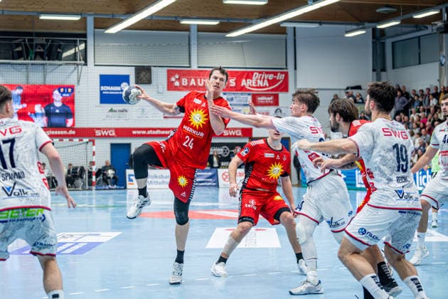 2. Handball Bundesliga; TV Hüttenberg - TuS N-Lübbecke, 29.11.25 Sven Weßeling (TuS N-Lübbecke, 24), Paul Kompenhans (TV Hüttenberg, 34), 2. Handball Bundesliga; TV Hüttenberg - TuS N-Lübbecke: Hüttenberg, 29.11.25 Copyright: xBEAUTIFULxSPORTS Roeczeyx