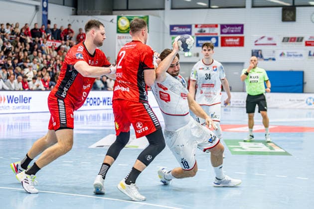 2. Handball Bundesliga; TV Hüttenberg - TuS N-Lübbecke, 29.11.25 Vit Reichl (TV Hüttenberg, 19), Jo Gerrit Genz (TuS N-Lübbecke, 2), Yannick Dräger (TuS N-Lübbecke, 19), Paul Kompenhans (TV Hüttenberg, 34) 2. Handball Bundesliga; TV Hüttenberg - TuS N-Lübbecke: Hüttenberg, 29.11.25 Copyright: xBEAUTIFULxSPORTS Roeczeyx
