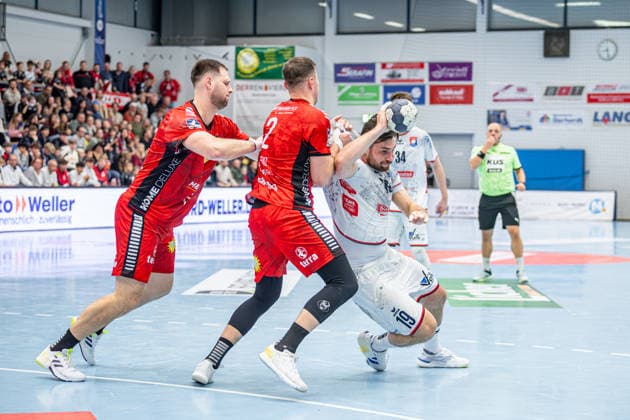 2. Handball Bundesliga; TV Hüttenberg - TuS N-Lübbecke, 29.11.25 Vit Reichl (TV Hüttenberg, 19), Jo Gerrit Genz (TuS N-Lübbecke, 2), Yannick Dräger (TuS N-Lübbecke, 19), Paul Kompenhans (TV Hüttenberg, 34) 2. Handball Bundesliga; TV Hüttenberg - TuS N-Lübbecke: Hüttenberg, 29.11.25 Copyright: xBEAUTIFULxSPORTS Roeczeyx