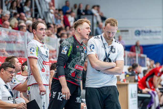 2. Handball Bundesliga; TV Hüttenberg - TuS N-Lübbecke, 29.11.25 Simon Böhne (TV Hüttenberg, 12), Stefan Kneer (TV Hüttenberg), Paul Ohl (TV Hüttenberg, 10) 2. Handball Bundesliga; TV Hüttenberg - TuS N-Lübbecke: Hüttenberg, 29.11.25 Copyright: xBEAUTIFULxSPORTS Roeczeyx
