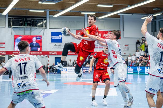 2. Handball Bundesliga; TV Hüttenberg - TuS N-Lübbecke, 29.11.25 Sven Weßeling (TuS N-Lübbecke, 24), Paul Kompenhans (TV Hüttenberg, 34), Phil Spandau (TV Hüttenberg, 17) 2. Handball Bundesliga; TV Hüttenberg - TuS N-Lübbecke: Hüttenberg, 29.11.25 Copyright: xBEAUTIFULxSPORTS Roeczeyx
