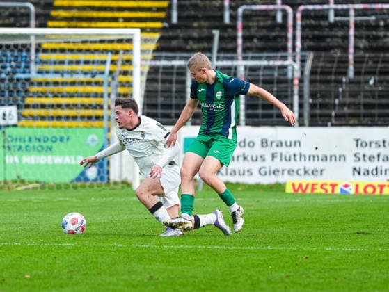 Len Wilkesmann (FC Guetersloh, 15) im Zweikampf gegen Nico Vidic (Borussia Moenchengladbach U23, 46) FC Guetersloh vs. Borussia Moenchengladbach U23, Fussball, Regionalliga West, 17. Spieltag, Saison 2025 2026, 29.11.2025 FC Guetersloh vs. Borussia Moenchengladbach U23, Fussball, Regionalliga West, 17. Spieltag, Saison 2025 2026, 29.11.2025 Guetersloh Copyright: xEibner-Pressefoto DamianxKruczynx EP_DKI