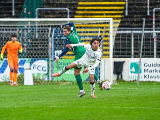 Wael Mohya (Borussia Moenchengladbach U23, 36) gegen Jan-Lukas Liehr (FC Guetersloh, 07) FC Guetersloh vs. Borussia Moenchengladbach U23, Fussball, Regionalliga West, 17. Spieltag, Saison 2025 2026, 29.11.2025 FC Guetersloh vs. Borussia Moenchengladbach U23, Fussball, Regionalliga West, 17. Spieltag, Saison 2025 2026, 29.11.2025 Guetersloh Copyright: xEibner-Pressefoto DamianxKruczynx EP_DKI