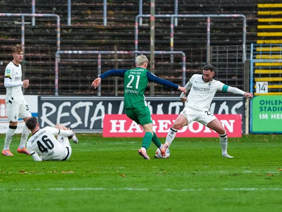 Luis Frieling (FC Guetersloh, 21) im Zweikampf gegen Michel Lieder (Borussia Moenchengladbach U23, 23). Nico Vidic (Borussia Moenchengladbach U23, 46) liegt am Boden FC Guetersloh vs. Borussia Moenchengladbach U23, Fussball, Regionalliga West, 17. Spieltag, Saison 2025 2026, 29.11.2025 FC Guetersloh vs. Borussia Moenchengladbach U23, Fussball, Regionalliga West, 17. Spieltag, Saison 2025 2026, 29.11.2025 Guetersloh Copyright: xEibner-Pressefoto DamianxKruczynx EP_DKI