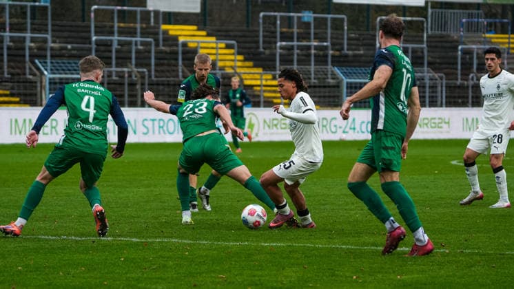 Kilian Sauck (Borussia Moenchengladbach U23, 35) dribbelt Justus Henke (FC Guetersloh, 23) aus FC Guetersloh vs. Borussia Moenchengladbach U23, Fussball, Regionalliga West, 17. Spieltag, Saison 2025 2026, 29.11.2025 FC Guetersloh vs. Borussia Moenchengladbach U23, Fussball, Regionalliga West, 17. Spieltag, Saison 2025 2026, 29.11.2025 Guetersloh Copyright: xEibner-Pressefoto DamianxKruczynx EP_DKI