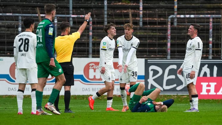 Niklas Swider (Borussia Moenchengladbach U23, 39) akzeptiert die Entscheidung nicht FC Guetersloh vs. Borussia Moenchengladbach U23, Fussball, Regionalliga West, 17. Spieltag, Saison 2025 2026, 29.11.2025 FC Guetersloh vs. Borussia Moenchengladbach U23, Fussball, Regionalliga West, 17. Spieltag, Saison 2025 2026, 29.11.2025 Guetersloh Copyright: xEibner-Pressefoto DamianxKruczynx EP_DKI