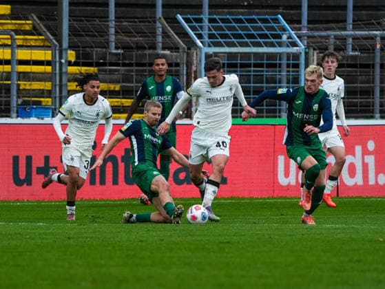 Len Wilkesmann (FC Guetersloh, 15) im Zweikampf gegen Nico Vidic (Borussia Moenchengladbach U23, 46) FC Guetersloh vs. Borussia Moenchengladbach U23, Fussball, Regionalliga West, 17. Spieltag, Saison 2025 2026, 29.11.2025 FC Guetersloh vs. Borussia Moenchengladbach U23, Fussball, Regionalliga West, 17. Spieltag, Saison 2025 2026, 29.11.2025 Guetersloh Copyright: xEibner-Pressefoto DamianxKruczynx EP_DKI