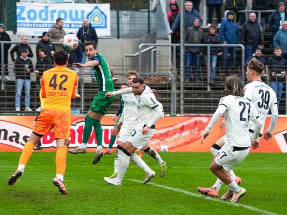 Tiago Pereira Cardoso (Borussia Moenchengladbach U23, 42) faengt den Kopfball ab FC Guetersloh vs. Borussia Moenchengladbach U23, Fussball, Regionalliga West, 17. Spieltag, Saison 2025 2026, 29.11.2025 FC Guetersloh vs. Borussia Moenchengladbach U23, Fussball, Regionalliga West, 17. Spieltag, Saison 2025 2026, 29.11.2025 Guetersloh Copyright: xEibner-Pressefoto DamianxKruczynx EP_DKI