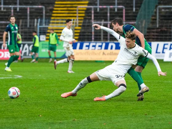 Patrik Twardzik (FC Guetersloh, 18) gegen Niklas Swider (Borussia Moenchengladbach U23, 39) FC Guetersloh vs. Borussia Moenchengladbach U23, Fussball, Regionalliga West, 17. Spieltag, Saison 2025 2026, 29.11.2025 FC Guetersloh vs. Borussia Moenchengladbach U23, Fussball, Regionalliga West, 17. Spieltag, Saison 2025 2026, 29.11.2025 Guetersloh Copyright: xEibner-Pressefoto DamianxKruczynx EP_DKI
