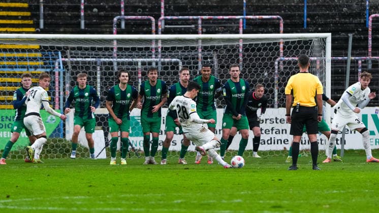 Grant-Leon Ranos (Borussia Moenchengladbach U23, 28) schiesst den Freistoss FC Guetersloh vs. Borussia Moenchengladbach U23, Fussball, Regionalliga West, 17. Spieltag, Saison 2025 2026, 29.11.2025 FC Guetersloh vs. Borussia Moenchengladbach U23, Fussball, Regionalliga West, 17. Spieltag, Saison 2025 2026, 29.11.2025 Guetersloh Copyright: xEibner-Pressefoto DamianxKruczynx EP_DKI