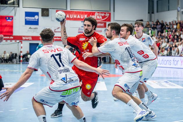 2. Handball Bundesliga; TV Hüttenberg - TuS N-Lübbecke, 29.11.25 Max Santos (TuS N-Lübbecke, 4), Phil Spandau (TV Hüttenberg, 17), Vit Reichl (TV Hüttenberg, 19), Lasse Ohl (TV Hüttenberg, 11) 2. Handball Bundesliga; TV Hüttenberg - TuS N-Lübbecke: Hüttenberg, 29.11.25 Copyright: xBEAUTIFULxSPORTS Roeczeyx