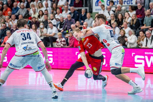 2. Handball Bundesliga; TV Hüttenberg - TuS N-Lübbecke, 29.11.25 Niko Blaauw (TuS N-Lübbecke, 23), Danil Dyatlov (TV Hüttenberg, 47), Paul Kompenhans (TV Hüttenberg, 34) 2. Handball Bundesliga; TV Hüttenberg - TuS N-Lübbecke: Hüttenberg, 29.11.25 Copyright: xBEAUTIFULxSPORTS Roeczeyx