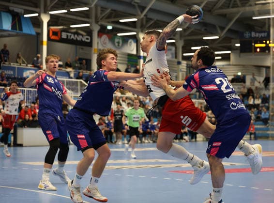 v.l. Frederik Sondermann (TSV Bayer Dormagen 55), Finn Schroven (TSV Bayer Dormagen 19) , Csaba Leimeter (HBW Balingen-Weilstetten 55), Peter Strosack (TSV Bayer Dormagen 24) TSV Bayer Dormagen vs. HBW Balingen Weilstetten, 13. Spieltag, Handball, 2. HBL, Spielzeit 2025 2026, 29.11.2025 TSV Bayer Dormagen vs. HBW Balingen Weilstetten, 13. Spieltag, Handball, 2. HBL, Spielzeit 2025 2026, 29.11.2025 Dormagen Copyright: xEibner-Pressefoto ThomasxStoeckerx EP_TSR