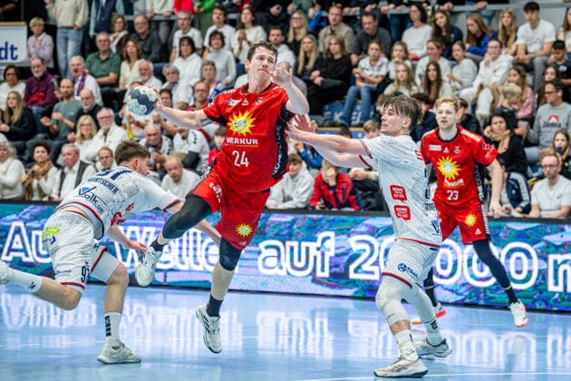 2. Handball Bundesliga; TV Hüttenberg - TuS N-Lübbecke, 29.11.25 Sven Weßeling (TuS N-Lübbecke, 24), Paul Kompenhans (TV Hüttenberg, 34), David Kuntscher (TV Hüttenberg, 97), Niko Blaauw (TuS N-Lübbecke, 23) 2. Handball Bundesliga; TV Hüttenberg - TuS N-Lübbecke: Hüttenberg, 29.11.25 Copyright: xBEAUTIFULxSPORTS Roeczeyx