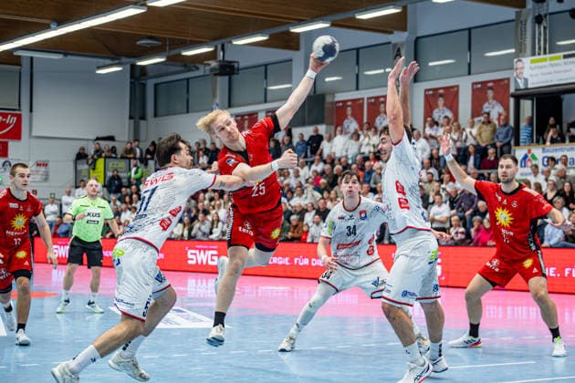 2. Handball Bundesliga; TV Hüttenberg - TuS N-Lübbecke, 29.11.25 Henri Pabst (TuS N-Lübbecke, 25), Hendrik Schreiber (TV Hüttenberg, 51), Lasse Ohl (TV Hüttenberg, 11), Paul Kompenhans (TV Hüttenberg, 34) 2. Handball Bundesliga; TV Hüttenberg - TuS N-Lübbecke: Hüttenberg, 29.11.25 Copyright: xBEAUTIFULxSPORTS Roeczeyx