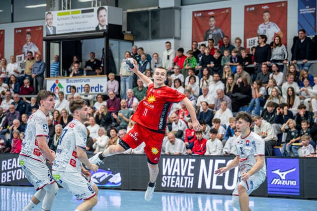 2. Handball Bundesliga; TV Hüttenberg - TuS N-Lübbecke, 29.11.25 Kasper Haugen Furu (TuS N-Lübbecke, 11), Leon Stehl (TV Hüttenberg, 32), David Kuntscher (TV Hüttenberg, 97), Paul Kompenhans (TV Hüttenberg, 34) 2. Handball Bundesliga; TV Hüttenberg - TuS N-Lübbecke: Hüttenberg, 29.11.25 Copyright: xBEAUTIFULxSPORTS Roeczeyx
