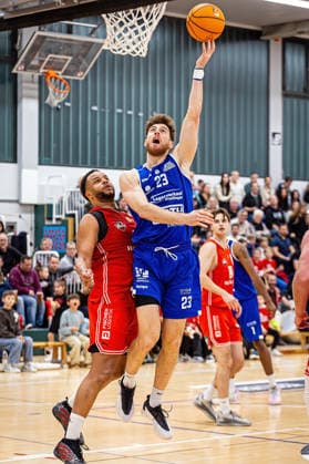 29.11.2025, xovx, Basketball 1. Regionalliga Südwest, Lich Basketball - ROTH Energie Gießen Pointers v.l. David Amaize (Lich Basketball), Oscar Wolter (Gießen Pointers), Till Wagner (Lich Basketball) Lich Dietrich-Bonhoeffer-Halle Hessen Deutschland (DE)