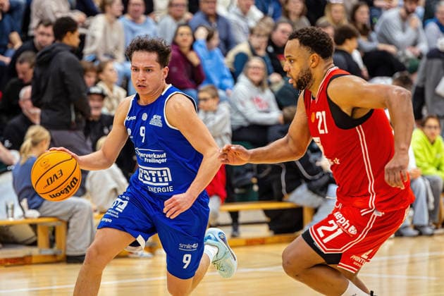 29.11.2025, xovx, Basketball 1. Regionalliga Südwest, Lich Basketball - ROTH Energie Gießen Pointers v.l. Eren Yildiz (Gießen Pointers), David Amaize (Lich Basketball) Lich Dietrich-Bonhoeffer-Halle Hessen Deutschland (DE)