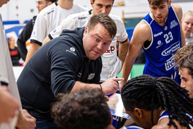 29.11.2025, xovx, Basketball 1. Regionalliga Südwest, Lich Basketball - ROTH Energie Gießen Pointers Trainer Tobias Bender (Gießen Pointers) Lich Dietrich-Bonhoeffer-Halle Hessen Deutschland (DE)