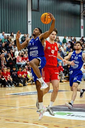 29.11.2025, xovx, Basketball 1. Regionalliga Südwest, Lich Basketball - ROTH Energie Gießen Pointers v.l. Ezekiel David Crawford (Gießen Pointers), Till Wagner (Lich Basketball), Oscar Wolter (Gießen Pointers) Lich Dietrich-Bonhoeffer-Halle Hessen Deutschland (DE)