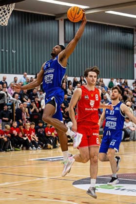 29.11.2025, xovx, Basketball 1. Regionalliga Südwest, Lich Basketball - ROTH Energie Gießen Pointers v.l. Ezekiel David Crawford (Gießen Pointers), Till Wagner (Lich Basketball), Oscar Wolter (Gießen Pointers) Lich Dietrich-Bonhoeffer-Halle Hessen Deutschland (DE)