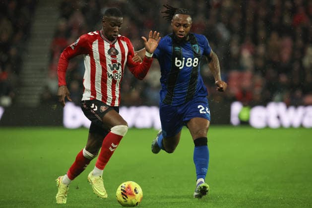 Sunderland v Bournemouth - Premier League Nordi Mukiele of Sunderland holds off Antoine Semenyo of AFC Bournemouth during the Premier League match between Sunderland and Bournemouth at the Stadium of Light in Sunderland, England, on November 29, 2025. Sunderland Tyne and Wear United Kingdom  Copyright: xMIxNewsx originalFilename:fletcher-sunderla251129_npre8.jpg
