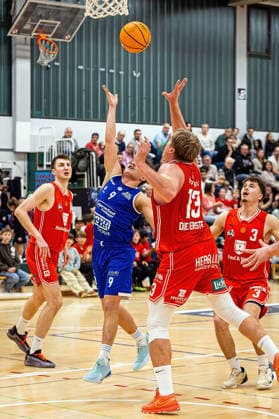 29.11.2025, xovx, Basketball 1. Regionalliga Südwest, Lich Basketball - ROTH Energie Gießen Pointers v.l. Finn Jakob (Lich Basketball), Eren Yildiz (Gießen Pointers), Johannes Lischka (Lich Basketball), Hanno Kotulla (Lich Basketball) Lich Dietrich-Bonhoeffer-Halle Hessen Deutschland (DE)