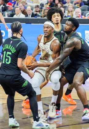 (251130) -- SAN FRANCISCO, Nov. 30, 2025 -- Jimmy Butler (2nd L) of Golden State Warriors competes during the 2025-2026 NBA, Basketball Herren, USA regular season match between Golden State Warriors and New Orleans Pelicans in San Francisco, the United States, on Nov. 29, 2025. (Photo by Xinhua) (SP)U.S.-SAN FRANCISCO-BASKETBALL-NBA-WARRIORS VS PELICANS ArthurxDong 