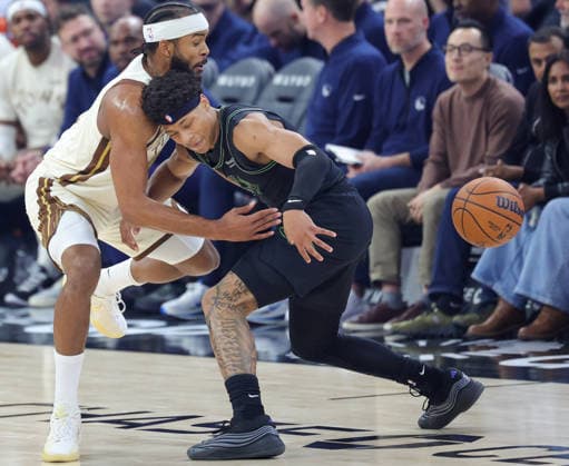 (251130) -- SAN FRANCISCO, Nov. 30, 2025 -- Moses Moody (L) of Golden State Warriors vies with Jeremiah Fears of New Orleans Pelicans during the 2025-2026 NBA, Basketball Herren, USA regular season match between Golden State Warriors and New Orleans Pelicans in San Francisco, the United States, on Nov. 29, 2025. (Photo by Xinhua) (SP)U.S.-SAN FRANCISCO-BASKETBALL-NBA-WARRIORS VS PELICANS ArthurxDong 