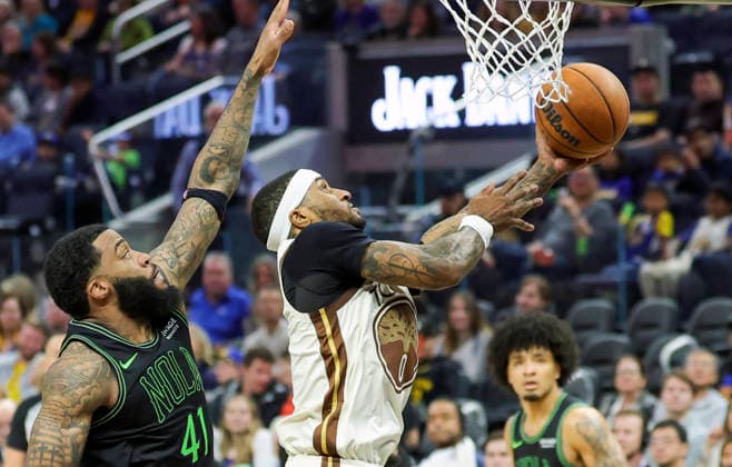 (251130) -- SAN FRANCISCO, Nov. 30, 2025 -- Gary Payton II (R) of Golden State Warriors goes for a lay-up during the 2025-2026 NBA, Basketball Herren, USA regular season match between Golden State Warriors and New Orleans Pelicans in San Francisco, the United States, on Nov. 29, 2025. (Photo by Xinhua) (SP)U.S.-SAN FRANCISCO-BASKETBALL-NBA-WARRIORS VS PELICANS ArthurxDong 