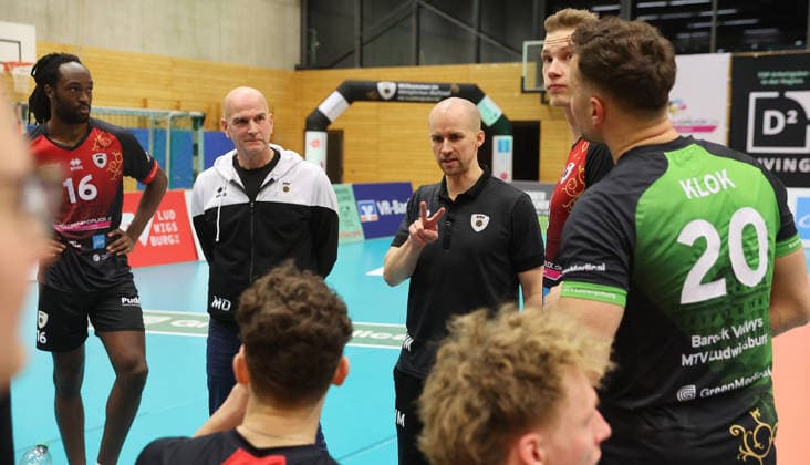 Ludwigsburg , Volleyball Bundesliga , Barock Volleys MTV Ludwigsburg vs. Energiequelle Netzhoppers KW Königs Wusterhausen , von links: Nyherowo Omene Michael Dornheim Triner Hasse Mattila ( Ludwigsburg )